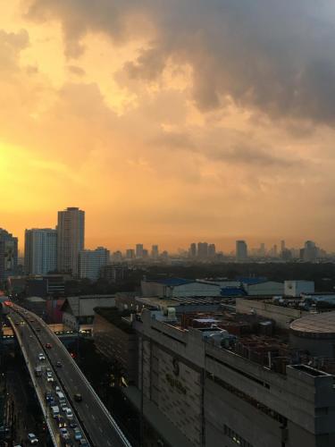 uma vista de uma cidade com tráfego numa auto-estrada em Cozy Studio Unit in Soho central Private Residences em Manila