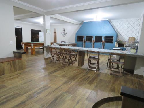 Residencial Sol e Lua في باليوسا: غرفة معيشة مع طاولة وكراسي كبيرة
