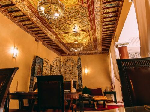a room with a ceiling with a chandelier at Riad Golf Stinia 1 in Meknès