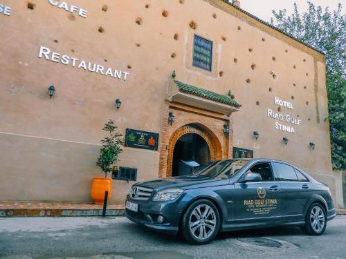 a car parked in front of a building at Riad Golf Stinia 1 in Meknès