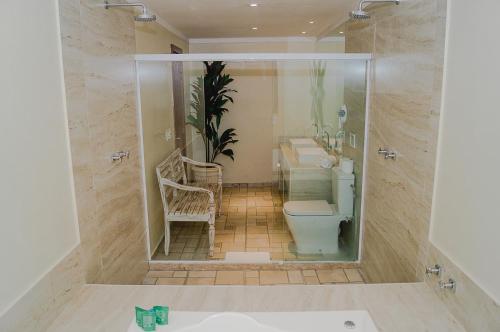 a bathroom with a toilet and a sink at Pousada La Dolce Vita in Búzios