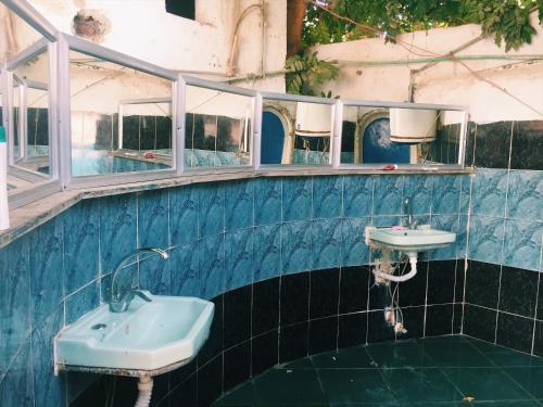 Al Salam Camp tesisinde bir banyo