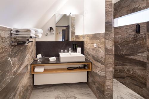 A bathroom at Hotel Rittergut Osthoff