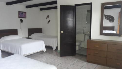 Giường trong phòng chung tại Hotel De Cortez y Larraz