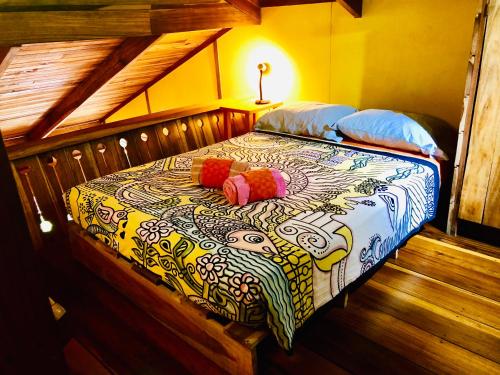 1 cama con 2 almohadas en una habitación en El Jardin de Playa Negra, en Puerto Viejo