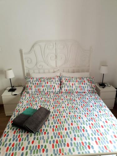 セビリアにあるHISPALIS SAN LUISのベッド(ポルカドットのベッドカバー、枕付)