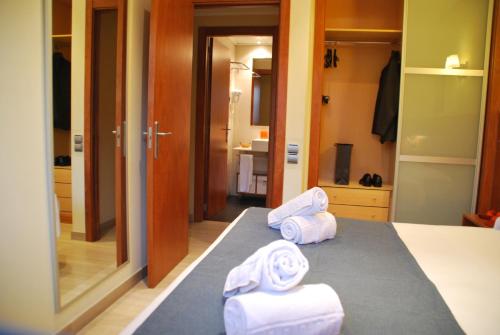 Dos rollos de toallas en una cama en una habitación en Apartaments Aragó565 en Barcelona