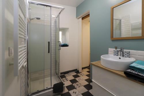 a bathroom with a sink and a shower at Cosy appartement Bayonne historique in Bayonne