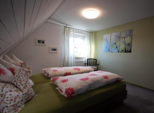 Giường trong phòng chung tại Ferienhaus an der Iller