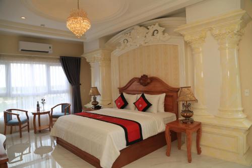 a bedroom with a large bed in a room at Van Kim Long in Ấp Ðông Quì