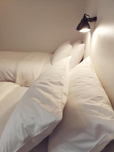 Postel nebo postele na pokoji v ubytování Get GuestHouse 2 ( Sangsri soi 4)