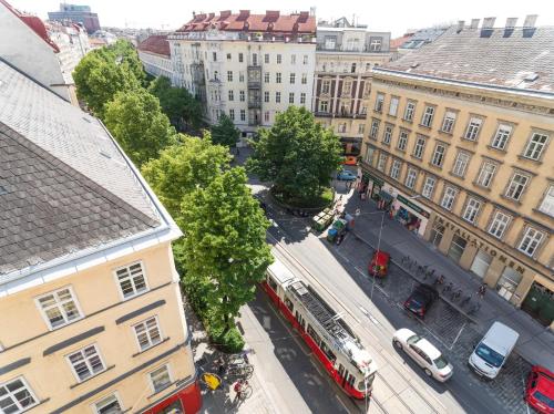 uma vista aérea de uma rua da cidade com autocarros e carros em Hotel Erzherzog Rainer em Viena