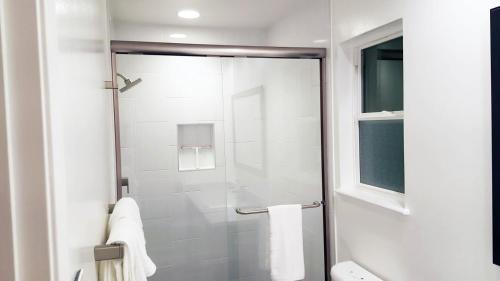 a bathroom with a shower with a glass door at Silicon Valley Stays Casa Tres in Mountain View