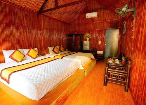 Giường trong phòng chung tại Tam Coc Valley Bungalow
