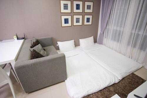 Postel nebo postele na pokoji v ubytování Chiang Mai Old Town luxury Pool Apartment - Kumamoto home