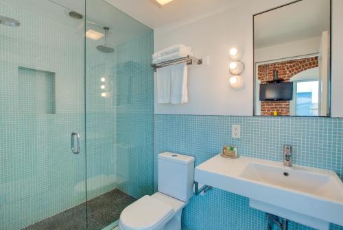 a bathroom with a sink, toilet and shower at Venice Breeze Suites in Los Angeles