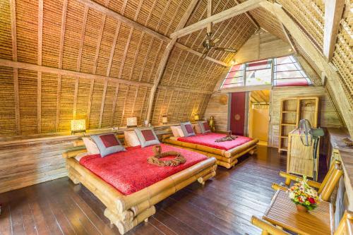 een slaapkamer met 2 bedden in een grote kamer bij Milo's Home in Jimbaran