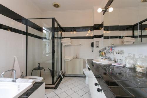 ein Bad mit 2 Waschbecken und einer Dusche in der Unterkunft VIGNACOURT Melbourne RICHMOND HILL in Melbourne