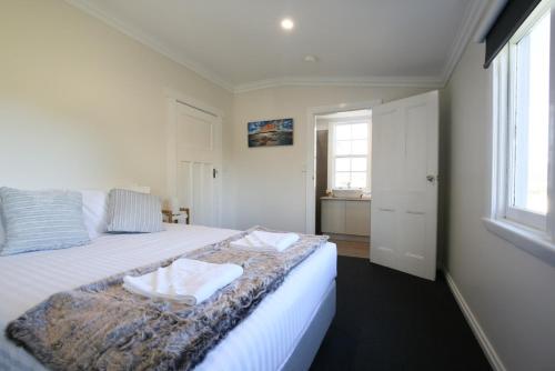 A bed or beds in a room at Leichhardt Cottages