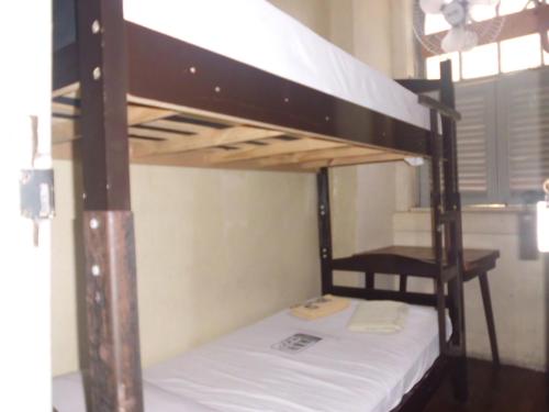 Łóżko lub łóżka piętrowe w pokoju w obiekcie Hospedagem Ledo