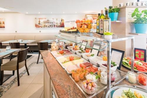 ein Buffet mit Obst und Gemüse. in der Unterkunft Best Western Hotel Kantstrasse Berlin in Berlin