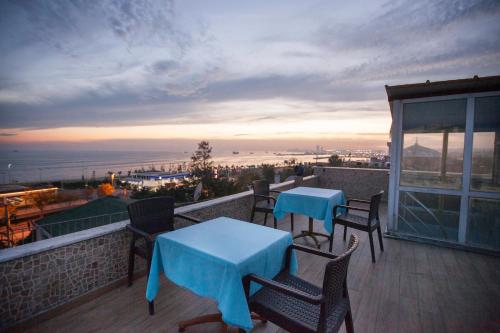 2 mesas y sillas en un balcón con vistas al océano en Sultanahmet inn Hotel, en Estambul