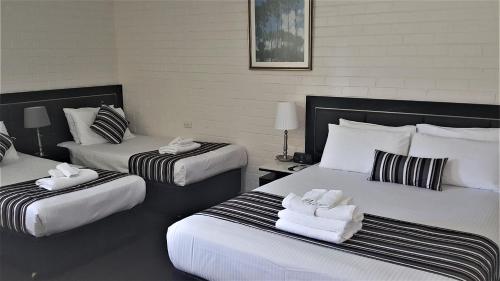 Кровать или кровати в номере Hibiscus Lakeside Motel
