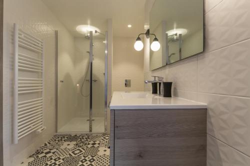 W łazience znajduje się umywalka i prysznic. w obiekcie Chambre d'hôtes La Longère w mieście Sotteville
