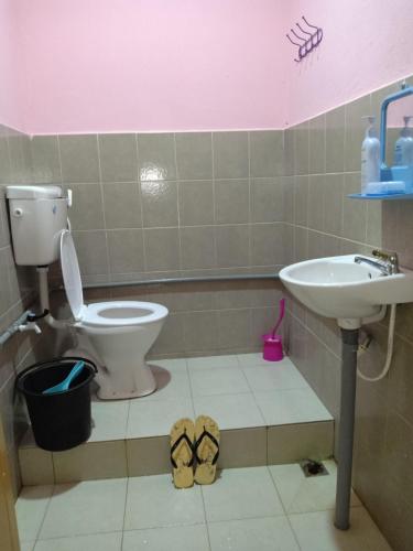 Kamar mandi di Hotel Murah Pasir Puteh