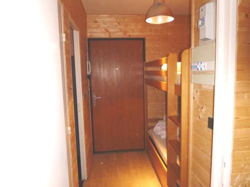 Cette chambre dispose de lits superposés et d'une porte. dans l'établissement L'esprit chalet by SODA, à Luchon