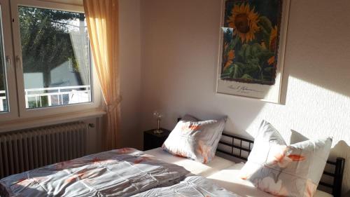 レーアにあるFerienwohnung Gesineのベッドルーム1室(枕付きのベッド1台、窓付)