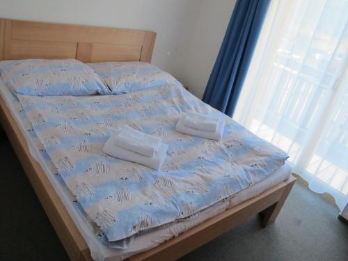 Tempat tidur dalam kamar di Apartmán Boubín na Kvildě