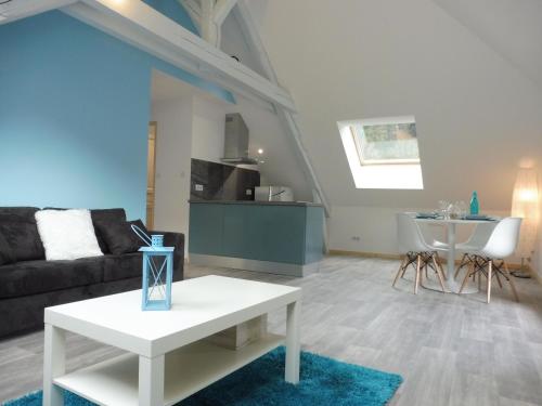 un salon avec un canapé et une table dans l'établissement Le petit Kichon, à Gérardmer