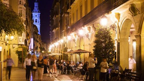 a group of people walking down a street at night at IDEAL & CENTRO, tranquilo GARAJE GRATIS y 2 baños in Logroño