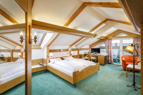 A bed or beds in a room at Kneipp-Kurhotel Steinle