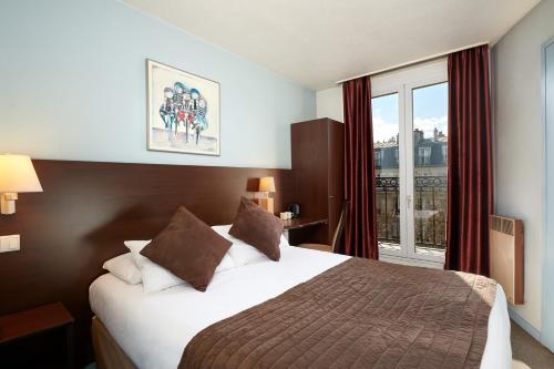 een hotelkamer met een bed en een raam bij Hôtel Alane in Parijs