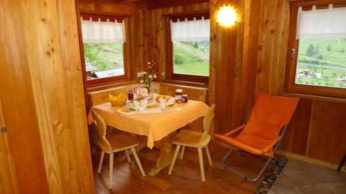 a dining room with a table and two chairs at Mas De La Bolp - Chalet in Rabbi