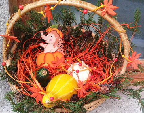a wicker basket filled with christmas decorations at Mas De La Bolp - Chalet in Rabbi