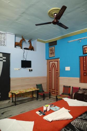 Royal Heritage Guest House في جودبور: غرفة بها طاولتين ومروحة سقف