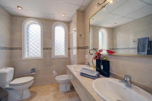 マルベーリャにある3 bed Modern House Marbella - Direct Pool Accessのバスルーム(トイレ、洗面台、鏡付)