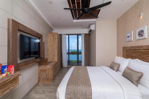 A bed or beds in a room at Samann Grand