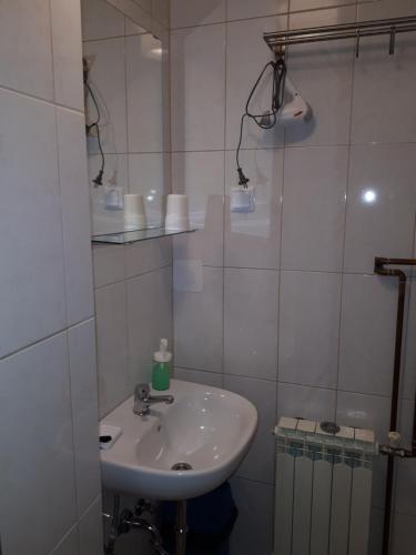 Baño blanco con lavabo y espejo en Centar-August Senoa, en Zagreb