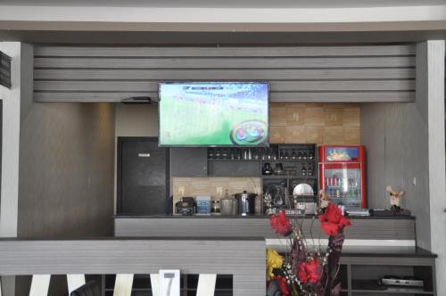 Grand Krakatau Hotel Serang tesisinde bir televizyon ve/veya eğlence merkezi