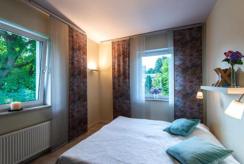 1 dormitorio con cama y ventana en Domizil Familiär, en Graz
