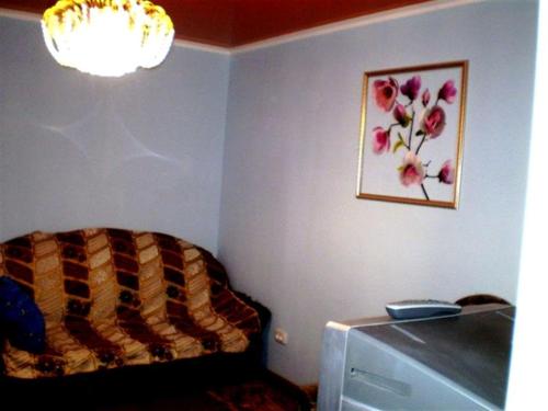 ムィコラーイウにある1 ком квартира Соборная-Макарова Wi-Fi, Макдональдс, самый центр Николаева 2 дивана 2 этажのベッドルーム1室(ベッド1台付)が備わります。壁に絵が飾られています。