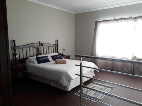 een slaapkamer met een bed en een raam bij SeaXplore Lodge & Dive Center in Sodwana Bay