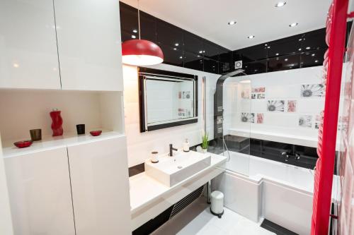 Vonios kambarys apgyvendinimo įstaigoje Flame Luxus Apartman
