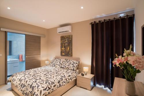 Katil atau katil-katil dalam bilik di Luxury Valley View St Julians