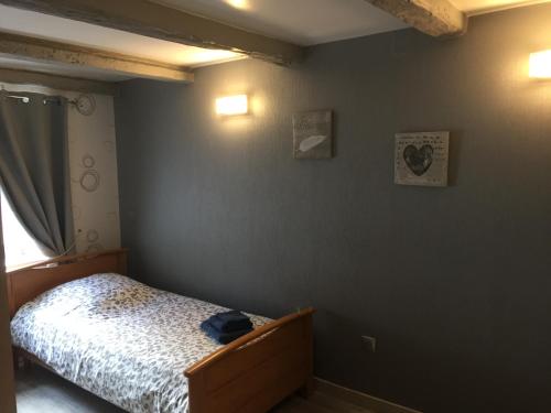 a small bedroom with a bed and a window at Appartments Rue Des Châteaux in Ottrott