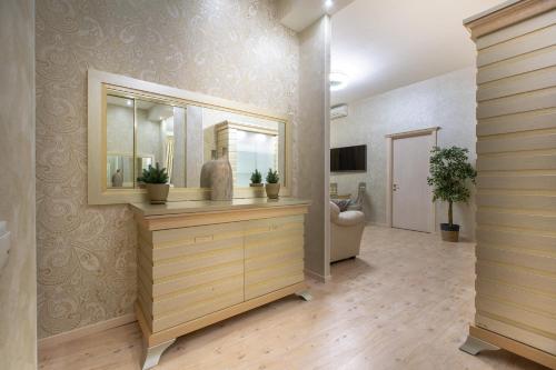 モスクワにあるMosApts 6 on Tverskayaのバスルーム(鏡付きの洗面化粧台、シンク付)